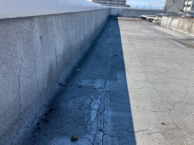 岐阜市で雨漏りが生じた貸しビルのパラペット付近を調査、ひび割れが多数生じている危険な状態です